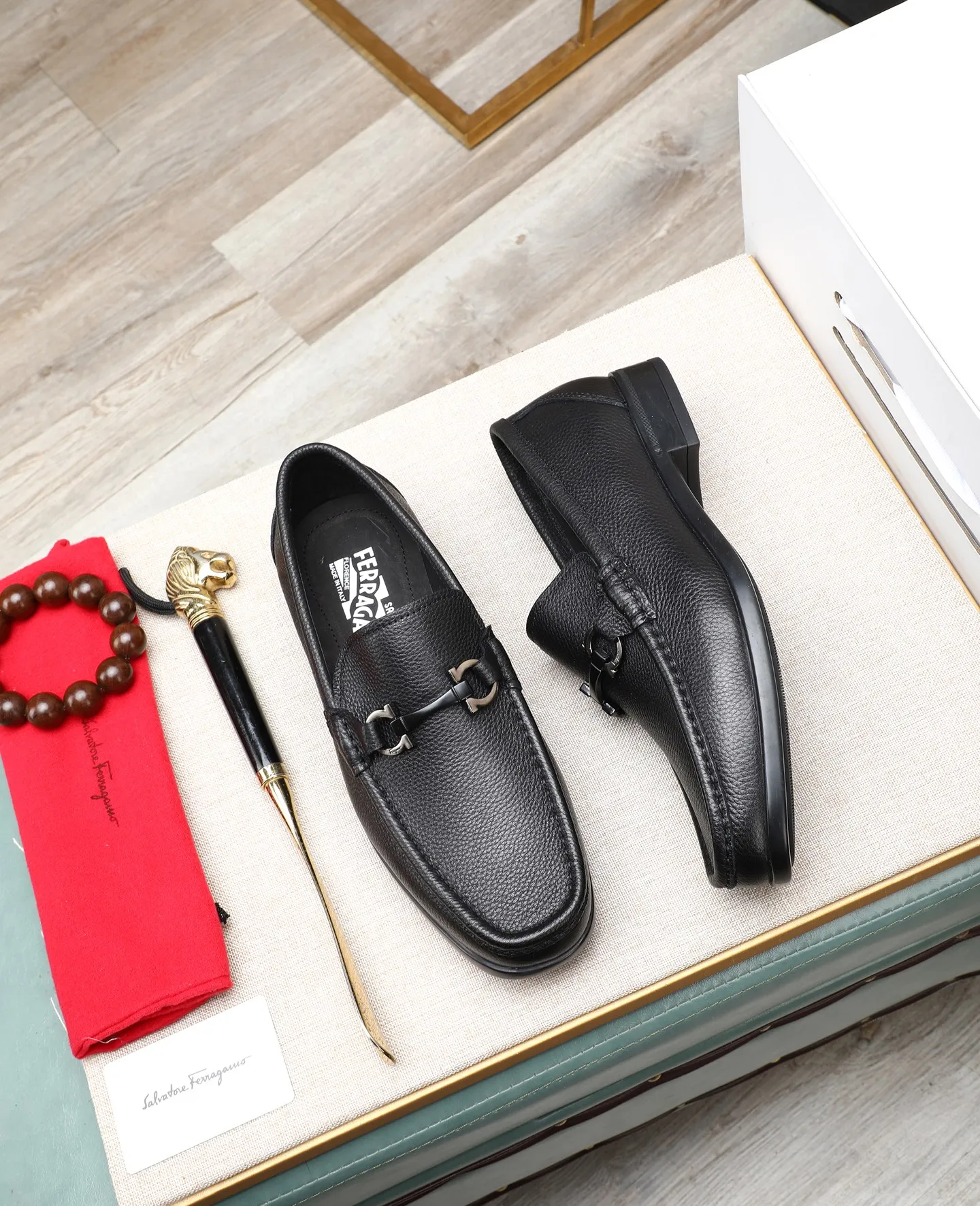 Men's clothing and shoes 💰700📛📛High-end goods! Salvatore Ferragamo is the world's top luxury footwear brand. It comes from Italy, the kingdom of fashion. It is famous all over the world for its traditional handmade design and novel styles... 🚶🏻🚶🏻 Top-quality suit shoes are sold simultaneously at the counter. This style is purely handmade. The fabric is imported Italian calfskin➕soft water-dyed cowhide lining. Specially available with original deep rubber outsole🌀🌀Size: 38➖44